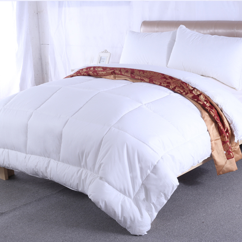 How does the type of down filling a feather velvet quilt affect its warmth and breathability?